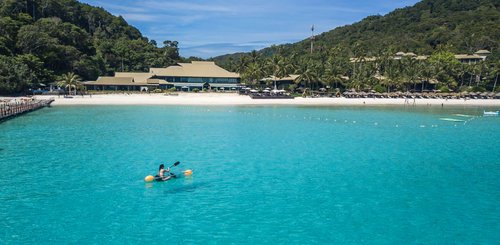 mit dem Kayak vor dem The Taraas auf Redang Island