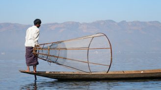 Inlesee Myanmar Fischer mit Netz am See