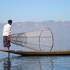 Inlesee Myanmar Fischer mit Netz am See