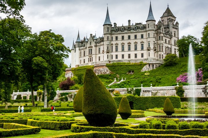 Dunrobin Castle bei Golspie Dunrobin Castle bei Golspie. In diesem imposanten Schloss der Dukes und Earls von Sutherland befindet sich ein kleines Museum mit 18 piktischen Steindenkmälern