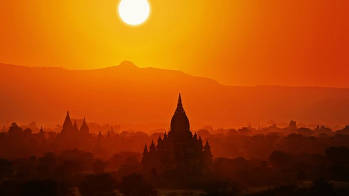Sonnenuntergang in Bagan. Die Pagoden auf der Ebene von Bagan sind ein absolutes Highlight bei Myanmar Reisen.