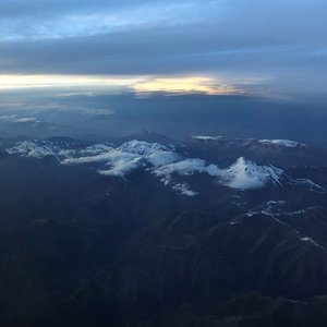 Ausblick über den Hohen Kaukasus in Aserbaidschan aus dem Flugzeug