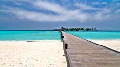 Malediven - Brücke über den türkisblauen Ozean auf einer maledivischen Insel