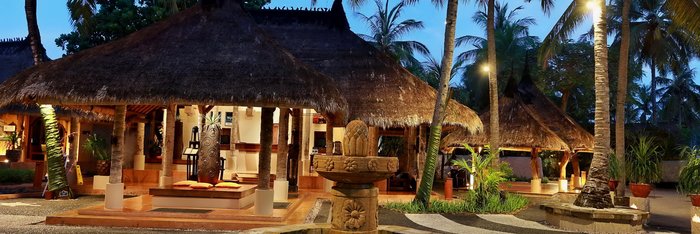 Brunnen mit Reliefs im Novotel Lombok
