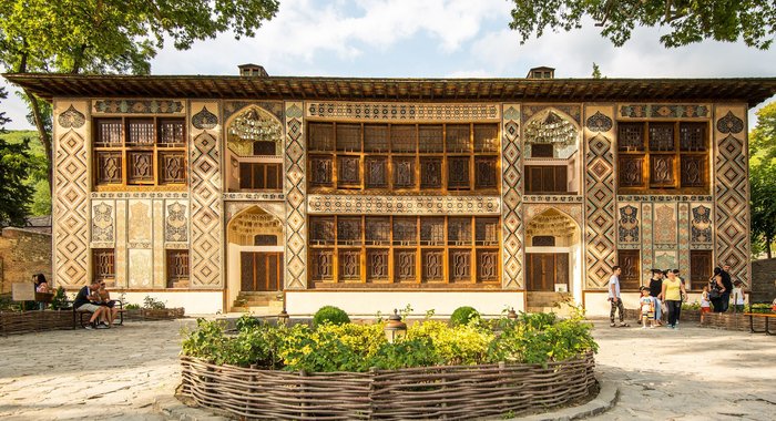 Sheki Sommerpalast mit kunstvollen Shebeke Fenstern aus Muranoglas Aserbaidschan