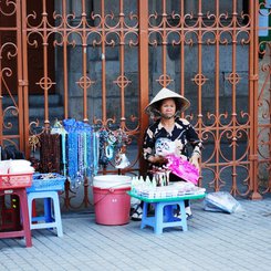Straßenverkäuferin in Vietnam