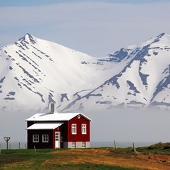 Island Haus in einem Fjord