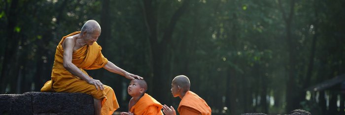 Moenche Thailand. Der Theravada-Buddhismus ist die dominierende Religion Thailands und die Klöster nicht nur Sehenswürdigkeiten bei einer Thailand Rundreise.
