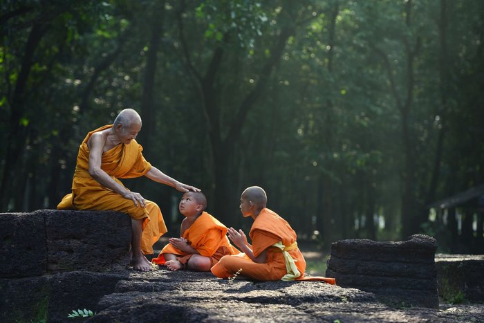Moenche Thailand. Der Theravada-Buddhismus ist die dominierende Religion Thailands und die Klöster nicht nur Sehenswürdigkeiten bei einer Thailand Rundreise.