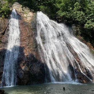 Na Mueang Wasserfall auf Koh Samui - ein Sprung ins kühle Nass gehört zur Inselrundfahrt einfach dazu