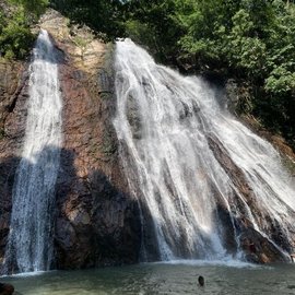 Na Mueang Wasserfall auf Koh Samui - ein Sprung ins kühle Nass gehört zur Inselrundfahrt einfach dazu Na Mueang Wasserfall auf Koh Samui - ein Sprung ins kühle Nass gehört zur Inselrundfahrt einfach dazu