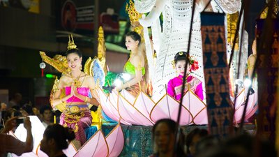 geschmückte Umzugswagen beim Lichterfest Loy Krathong Chiang Mai