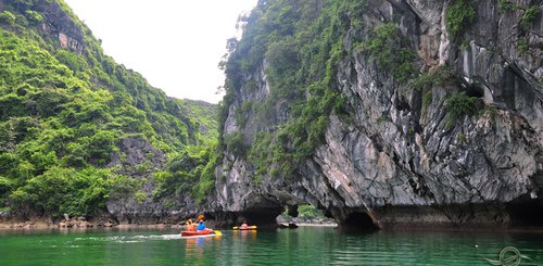 Kayak bei Kreuzfahrt in der Halongbucht Vietnamreise