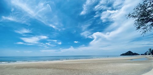 Hua Hin Strand Monkey Mountain im Hintergrund