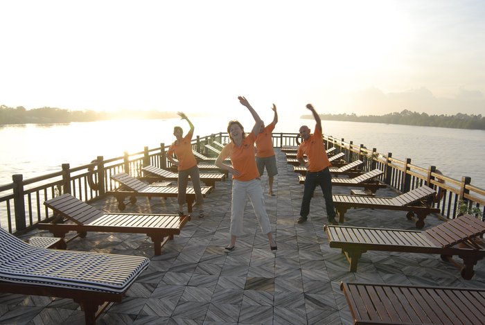 Tai Chi am Morgen am Boot. Sowohl in der Halongbucht als auch bei einer Fahrt durch das Mekongdelta werden bei Vietnam-Gruppenreisen gemeinsame Aktivitäten angeboten.