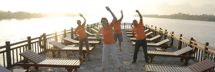 Tai Chi am Morgen am Boot. Sowohl in der Halongbucht als auch bei einer Fahrt durch das Mekongdelta werden bei Vietnam-Gruppenreisen gemeinsame Aktivitäten angeboten.