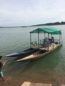 gemächlich mit dem Boot am Mekong in der Region der 4000 Inseln in Südlaos