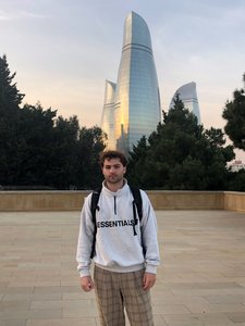 vor den Flame Towers in Baku Aserbaidschan