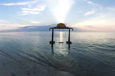 Schaukel im Meer vor dem Aston Sunset Gili Trawangan