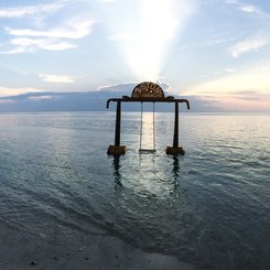 Schaukel im Meer vor dem Aston Sunset Gili Trawangan