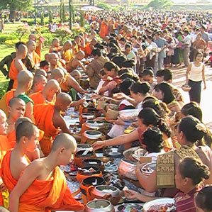 hunderte Gläubige beim Almosengang in Vientiane