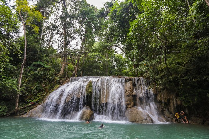 Wasserfall im Erawan Nationalpark Thailand