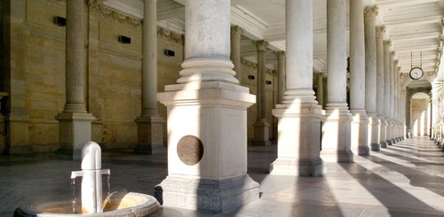 Karlsbad Kurkolonnaden- einer der traditionellen Kurorte im Bäderdreieck