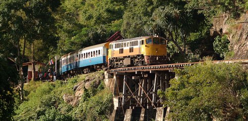 Fahrt mit der historischen Todesbahn Kanchanburi Zentralthailand