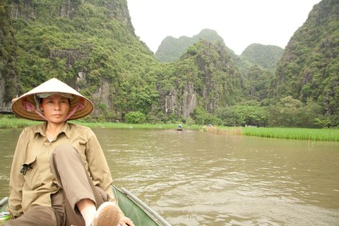 Ninh Binh Trockene Halongbucht gerudert wird mit den Füssen 