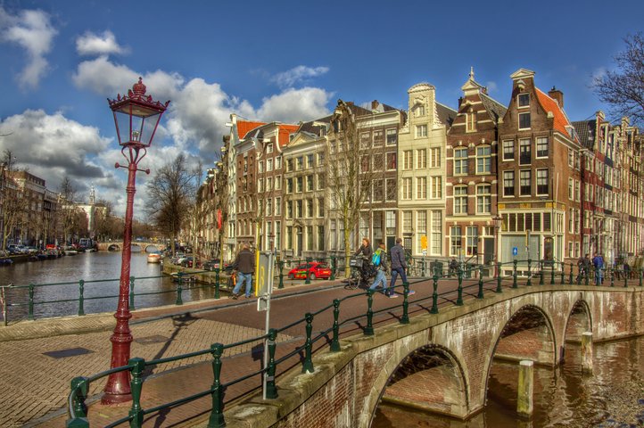 Amsterdam - zahlreiche Brücke führen über die Grachten