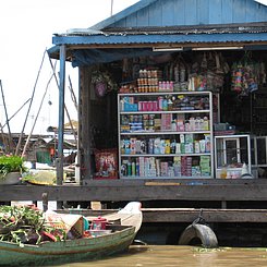 schwimmendes Geschäft in einem schwimmenden Dorf am Tonle Sap See