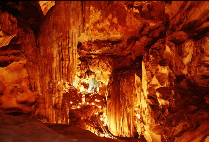 eine der zugänglichen Schauhöhlen im Mulu Nationalpark