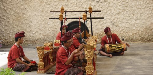 Gamelan Orchester. Besonders auf Bali und Java wird die Tradition dieser Musikensembles gepflegt. Nützen Sie bei einer Rundreise die Gelegenheit an einer Aufführung teilzunehmen.