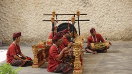 Gamelan Orchester. Besonders auf Bali und Java wird die Tradition dieser Musikensembles gepflegt. Nützen Sie bei einer Rundreise die Gelegenheit an einer Aufführung teilzunehmen.