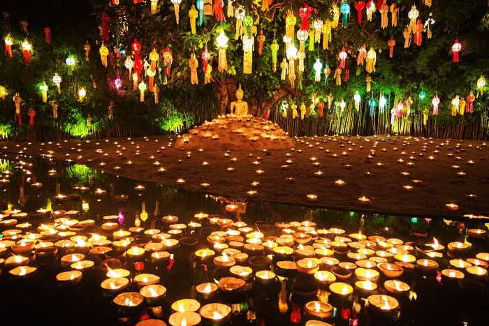 Lichterfest mit Laternen und Lichtern beim Wat Phan Tao in Chiangmai