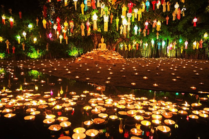Lichterfest mit Laternen und Lichtern beim Wat Phan Tao in Chiangmai