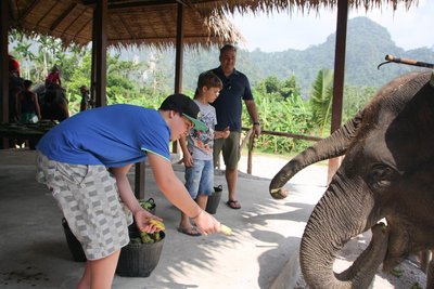 Robert Reischl mit Familie im Elephant Hills Camp