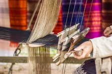 Frau beim Weben von Seide im Norden von Laos traditionelle Seidenweberei im Norden von Laos