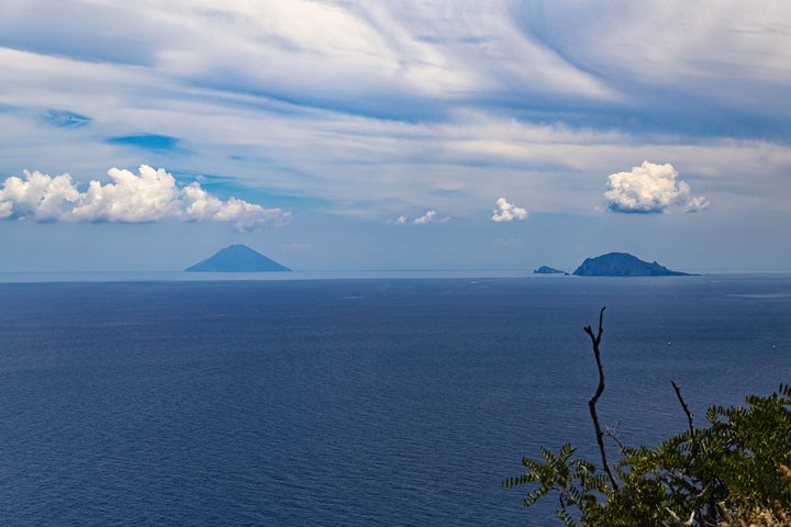 Blick auf die Äolischen Inseln Kalabrien