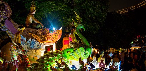 Loy Krathong Festival mit Umzügen