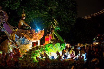 Loy Krathong Festival mit Umzügen