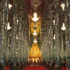 Goldene Buddhastatue im Kristalltempel in Thailand