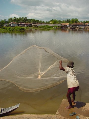 Fischer beim Auswerfen der Netze am Tonle Sap Kambodscha