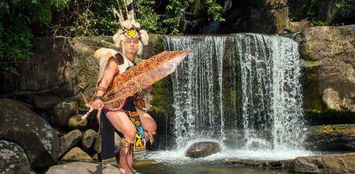 Iban in zeremonieller Kleidung für Kriegstanz Sarawak Malaysia