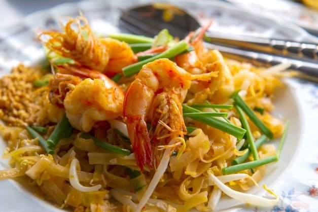 Pad Thai - berühmtestes Thaigericht mit Reisnudeln Pad Thai - berühmtestes Thaigericht mit Reisnudeln
