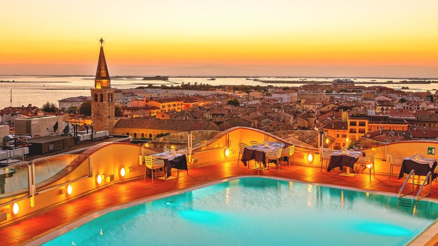 Aussicht von der Restaurantterrasse de Grand Hotel Astoria auf Grado Aussicht von der Restaurantterrasse de Grand Hotel Astoria auf Grado