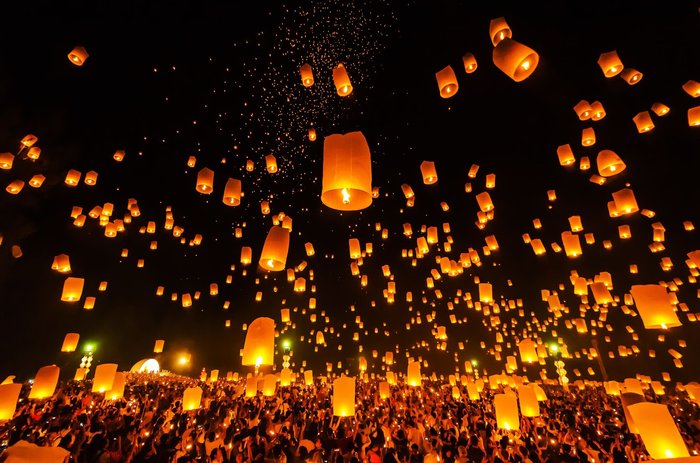 unzählige Papierlaternen beim Yi Peng Lichterfest in Chiangmai