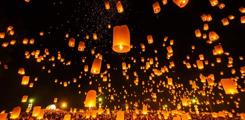 unzählige Papierlaternen beim Yi Peng Lichterfest in Chiangmai