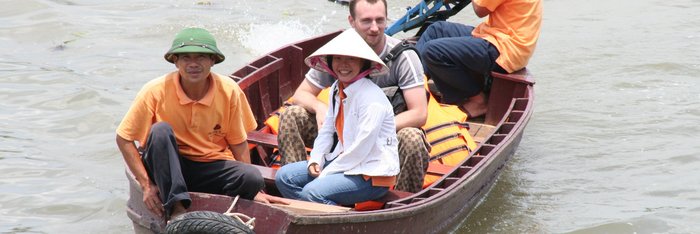 Fahrt mit dem Sampan im Mekongdelta. Bei Vietnam Gruppenreisen sind Sie auch mit alternativen Verkehrsmitteln unterwegs!