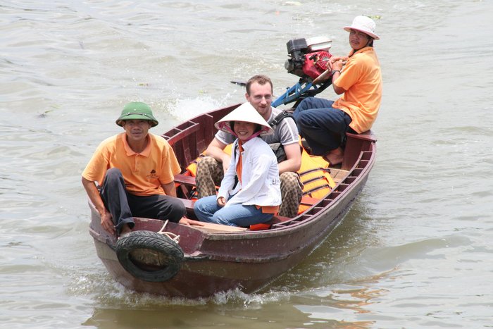 Fahrt mit dem Sampan im Mekongdelta. Bei Vietnam Gruppenreisen sind Sie auch mit alternativen Verkehrsmitteln unterwegs!